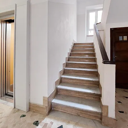 Vestali House Apartman *